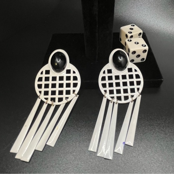 Y2K vintage dangle earrings. White with black cabachon faux onyx stone. - Picture 4 of 6